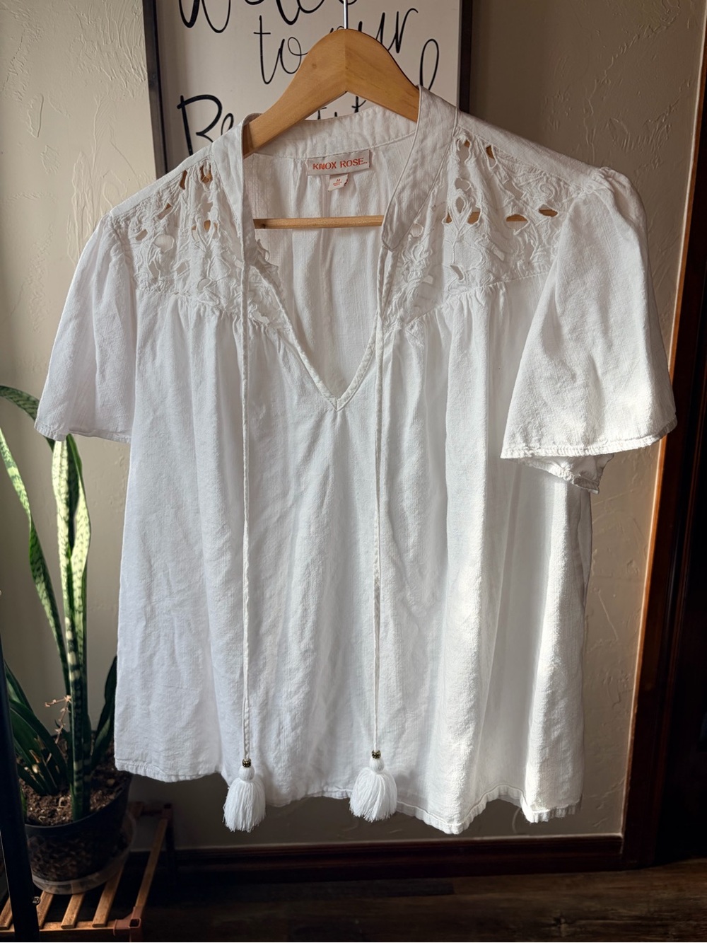 Knox Rose White V-Neck Embroidered Tassel Blouse